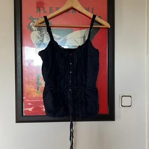 Mörkblått linne - Jättefint linne från abercrombe and fitch, nästan aldrig använt, så jättebra skick! Skriv för fler frågor