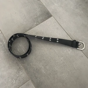 Skärp  - Detta skärpet med hål säljs nu för 10kr då det har blivit en utbuktning vid mitten av det. Det är ändå superfint och går absolut att använda!Hör av dig vid intresse!💗 frakten är ungefärlig och kan sänkas eller höjas några kronor! står ej för postens slarv