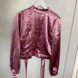 Rosa satinblus från gina - Rosa satinblus från Gina. Oanvänd och prislapp kvar. 