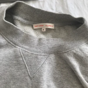 Filippa K Sweatshirt - En grå fin sweatshirt från Filippa K Soft Sport, en riktig favorit men tyvärr lite för liten. Frakt ingår ej, kan även mötas upp i Göteborg! 