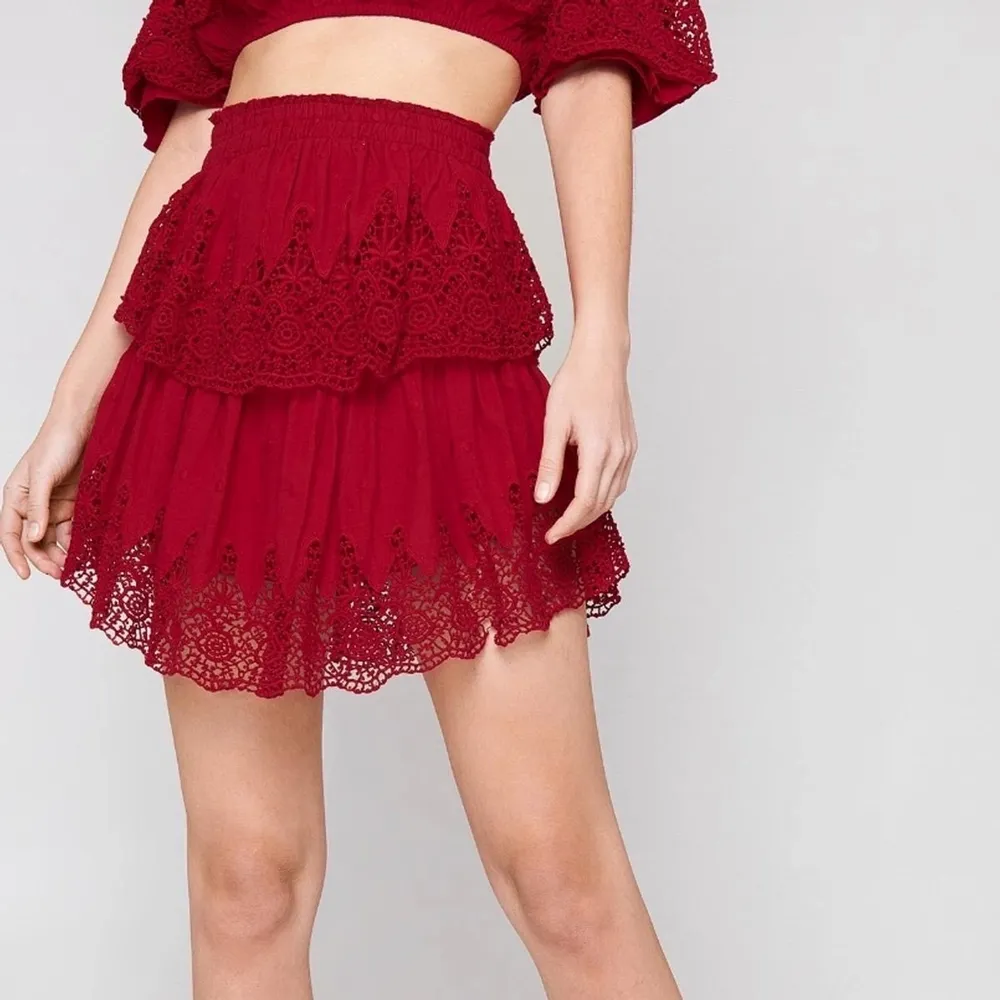 Embroidery kjol från Linn Ahlborg x NA-KD kollektionen. Röd kjol i storlek 34 som bara är använd ett fåtal gånger så den är i fint skick! Jag brukar ha storlek 36-38 men denna kjol passar mig ändå. Frakt tillkommer på ca 29-49kr.. Kjolar.