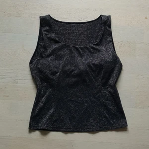 Glittrigt linn - Så fint svart glittrigt linne med inbygd bh från 90/2000talet. Passar ca S, nyskick 💖25 kr💖 3 för 2 på min sida