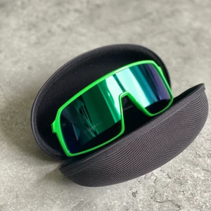 Oakley sportglasögon - Ett par supercoola oakley glasögon från nipoptik. Aldrig använda! Priset inkluderar frakt.