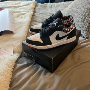 Jordan lows quai 54 - Skick 9/10, använda endast ett fåtal gånger. Strl 9.5. Köptes för 2300 i Gbg förra sommaren, säljer nu för 1600! 