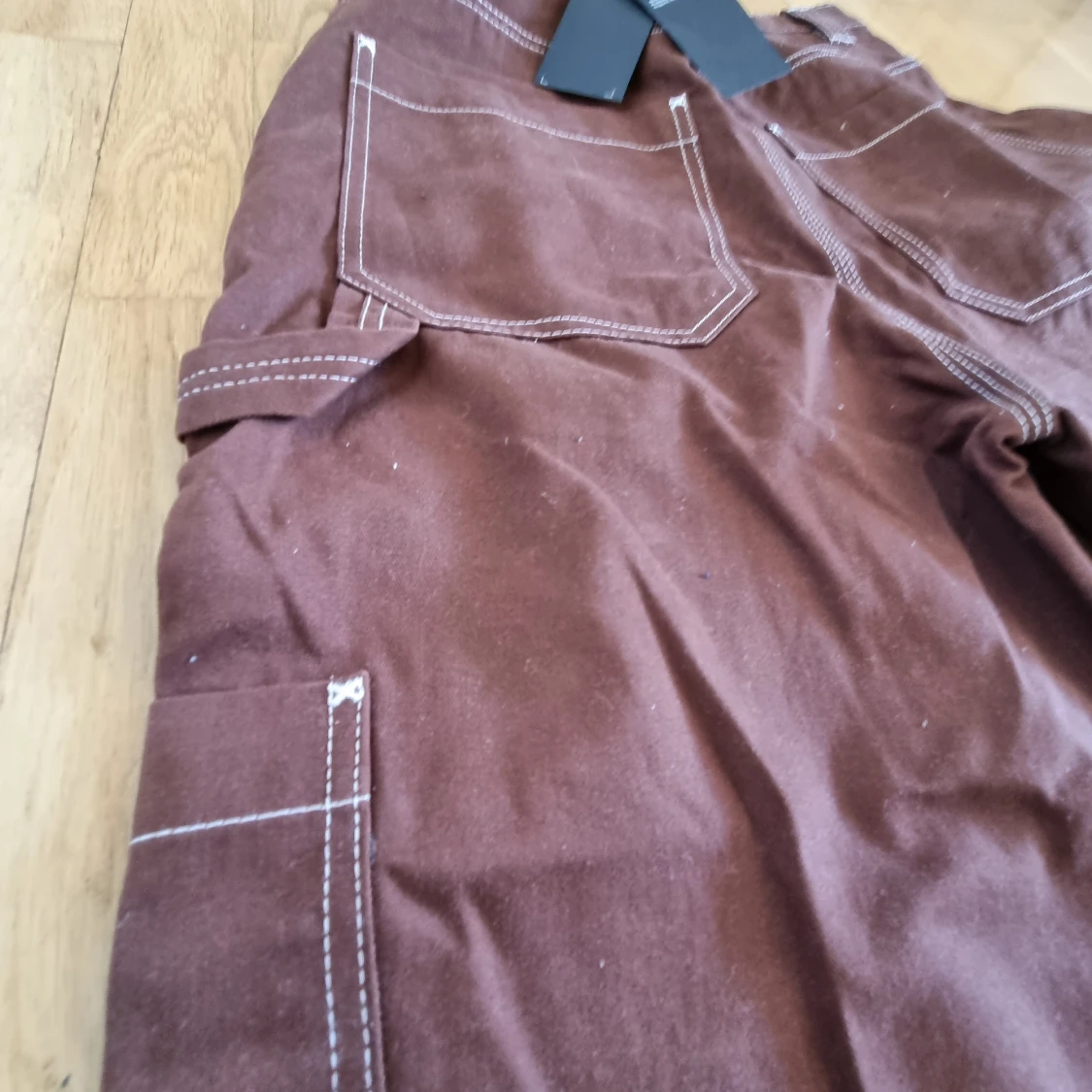 Nya bruna byxor/vita sömmar weekday - 90