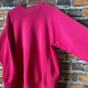 Vintage Wine Red 90s Raglan Sweater - Märke ”Fruit of The Loom”, från 90-talet. I väldigt fint sparsamt skick. Inga fläckar alls. Härligt material i bomull. Mått: längd 63 cm, 55 cm över bröstkorgen, hemm 42 cm. För fler bilder eller mått kontakta mig 💫 