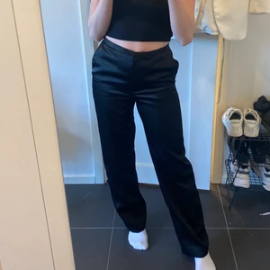 Satinbyxor - Svarta byxor i satinmaterial från H&M i storlek 36. Säljer då de inte kommer till användning, endast använda en gång, sitter bra på mig som är 170. Kan antingen mötas i sthlm annars står du för frakten