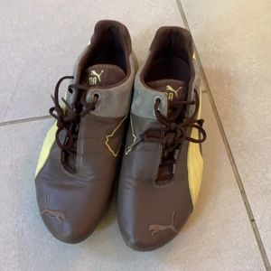 Puma skor - Puma skor med fina detaljer i storlek 39!! Bra skick 