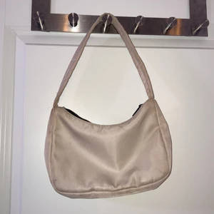 Väska  - En jätte söt liten väska från GinaTricot, ordinarie pris 399kr. Köparen står för frakt.