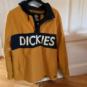 Dickies regnjacka storlek M - Gul regnjcka med mörkblåa detaljer. Väldigt sällan använd och inget synligt slitage. 