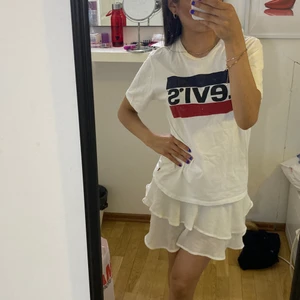 Levis T-shirt  - En jättesnygg och jätteskön levis t-shirt ifrån levis. Storlek S men säljer pågrund av att de inte kommer till användning. Ordinarie pris 250kr, köparen står för frakt.