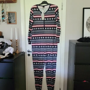 Underställ/mysdress - Helt nytt oanvänt underställ/mysdress från Gina Tricot. Storlek L men passar M också.   Från djur och rökfritt hem  Kan skickas mot fraktkostnad