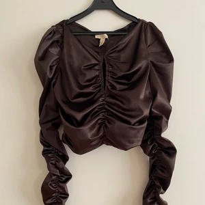 Satin tröja - Brun satin tröja använd 1 gång  super fin men kommer inte till användning! Säljer via swish och fraktar endast. 🌷