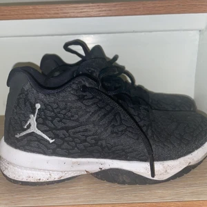 Jordans  - Säljer dessa jordans. Använd fåtal gånger då dom är för små. Dom är lite skitiga men det går bort. Har inget kvitto eller skolåda kvar därav priset. 