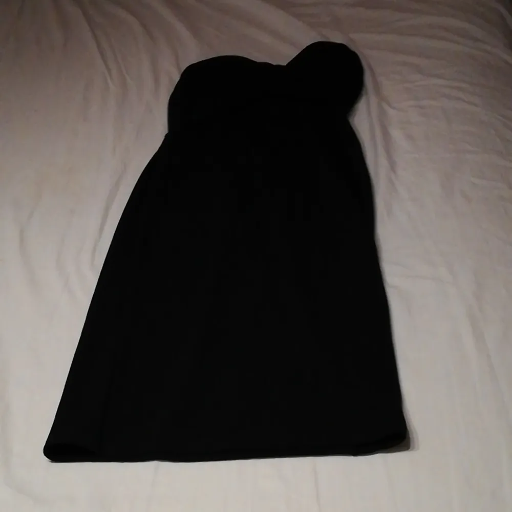 En svart Kläning som full av fina detaljer. Den är helt ny, går aldrig använt det. Original pris är 449 kr . Klänningar.