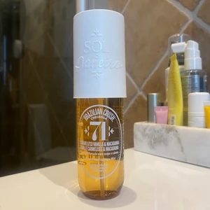 Sol de Janeiro  - Body mist från sol de Janeiro i doften Doce de leite. Supergod men lite för söt för min smak! I princip helt ny 🤎