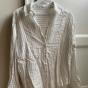 Randig skjorta  - Säljer en randig skjorta i superskönt material från mango. Storlek S. Använd 2 gånger. Köparen står för frakt 💌