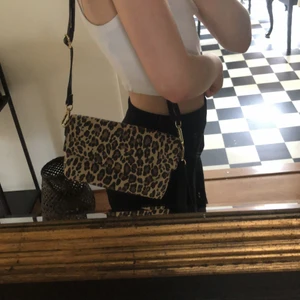 Väska från don Donna  - Säljer denna väska från Don Donna. Den är i bra skick. Köpte för 400kr och säljer för 100kr + 39kr frakt.
