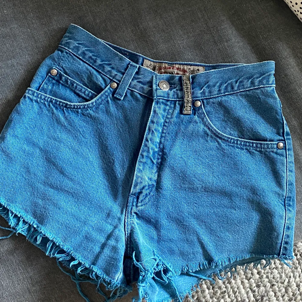Vintage Levis shorts inköpta i Australien. Står storlek 5 i dem. Skulle säga att de är som storlek 29-30 i deras storlek. Köparen står för frakten💌. Shorts.