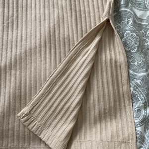 Ribbad kjol med slits  - Storlek s, oanvänd från NA-K.  Håller på att rensa min garderob men denna kjol sitter ganska liten på mig. 