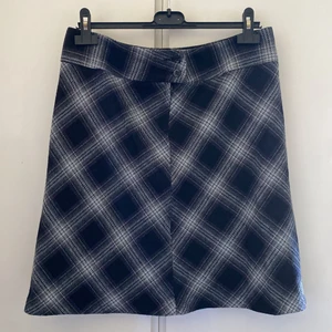 kjol - svart rutig ull kjol 