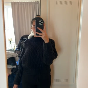 Stickad med högre krage - Köpt på Hm, aldrig använd.  