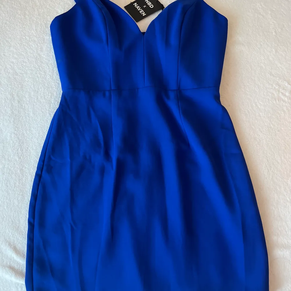 Ny klänning från NBD i storlek XS. Jättefin blå färg. Köpt för 2372kr. . Klänningar.