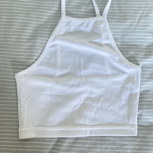 Halterneck topp - Säljer den här snygga vintage halterneck toppen från h&m’s gammal märke hennes! Min mamma hade den när hon var yngre SKRIV INNAN NI KÖPER