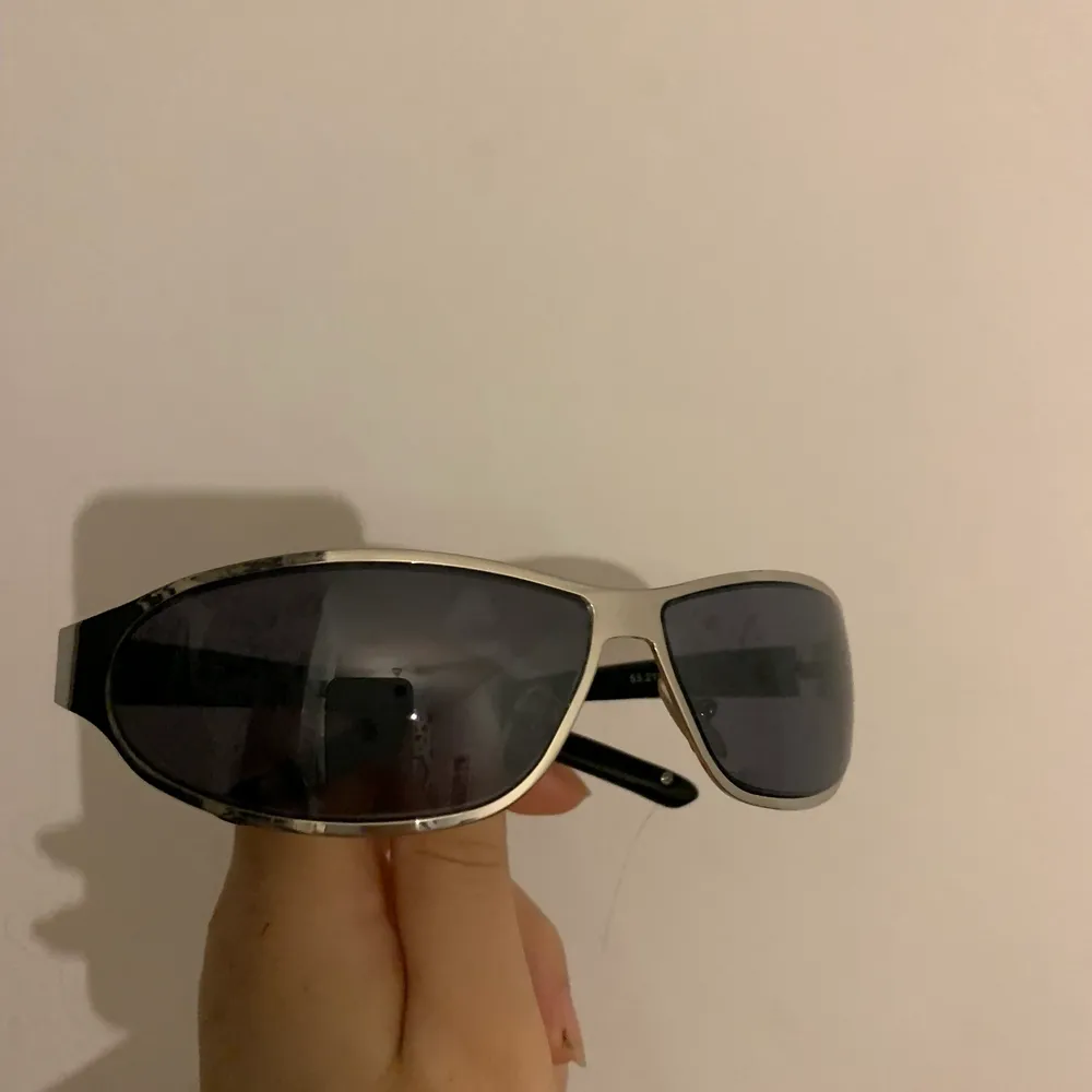 Silvriga snygga solglasögon som jag ba har använt ett par gånger skriv om intresse <3  . Accessoarer.