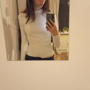 Vit ribbad polo från  - Vit polotröja från hm i strl xs. Den är ganska taight och lång. Möts upp i sthlm💫🌺