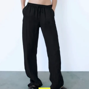 Zara linnebyxor  - Svarta linnebyxor från zara som är köpta här på Plick, men köpte ett par andra så säljer därför dessa! De är endast testade så i nyskick med lappen kvar☺️ Först till kvarn! 