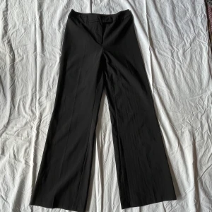 Svarta kostymbyxor  - Skitsnygga kostymbyxor! Vida ben och höga i midjan  För små för mig tyvärr:(