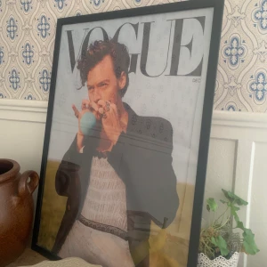 Vogue poster Harry styles - Säljer denna poster på Harry styles x Vogue.🙏🙏🙏😍50x70