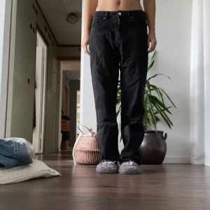 Lågmidjade jeans  - Svarta lågmidjade jeans som inte kommer till användning längre.  