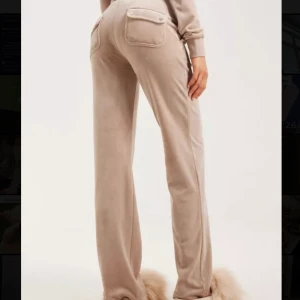 Beiga juciy byxor  - Kollar om någon är intresserad av att köpa ett par juciy byxor i färgen taupe i stl S  💞 kan självklart skicka fler bilder så fråga om ni undrar över något. (Många intresserade) bud på :800