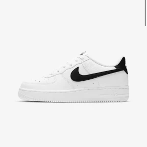 Nike air force - Säljer mina helt nya airforce 1 då jag aldrig lämnade tillbaka dom eftersom dom var lite för små. Dom är bara testade och har inga tecken på användning🤍🖤