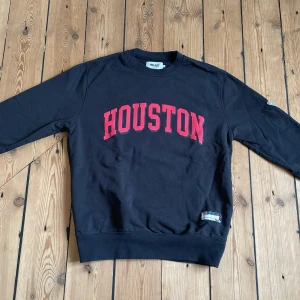 Palace tröja - Sweatshirt från Palace med Whitney Houston tryckt. Köpt från Palace webbsida. Använd fåtal gånger, men inte kommit till användning på länge. Fortfarande i mycket gott skick. 