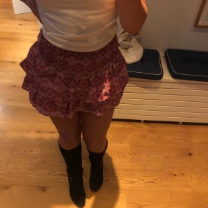 Kjol från meetmethere - Jättefin kjol i storlek s/m från   meetmethere.Köptes in nydligen men säljs pågrund utav att den är för kort på mig som är 168,lappen finns kvar och är i nyskick 