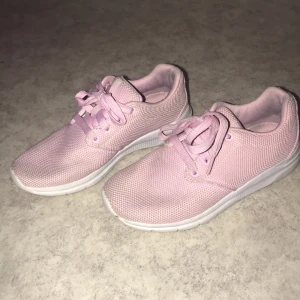 Skor - Mjuka skor som har använts som inneskor, i helt okej skick 