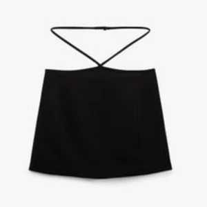 Minikjol zara - Säljer denna slutsålda minikjolen ifrån zara. Prislappen sitter kvar, säljer pga för liten. Nypris 299kr, säljer för 150kr. 