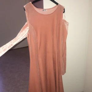 Klänning  - En fin råsa klänning som har öppna äxlar, super bra skick 💕