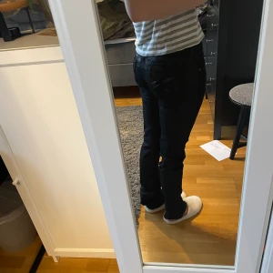 Lågmidjade Robins Jeans storlek 26  - Dessa Toppskickmärkesbyxor är från självaste Robins jeans, finns inte och köpa längre❤️Jeansen har en läderdesigne på bakfickan, är lowwaist och raka i modellen. Pris kan diskuteras!