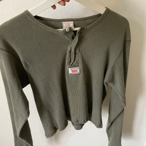 Vintage Levis tröja  - Köpt här på Plick men va inte rätt storlek för mig. Ascool från vintage Levis american slim wear kollektionen