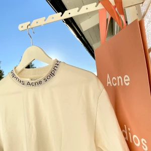 Acne Studios Neck Logo T-Shirt - Hej, säljer nu min Acne Studios T-Shirt. Den är i bra skick utan tydliga tecken på användning. Storlek medium och True To Size. Har påse från köp. Priset är inte hugget i sten. Hör av dig vid frågor.