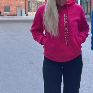 Lecacci tröja  - Skit snygg tosa lecacci tröja näst intill helt oanvänd endast testad köparen betalas för frakt och finns även lecacci kepsen att köpas till +150kr för kepsen