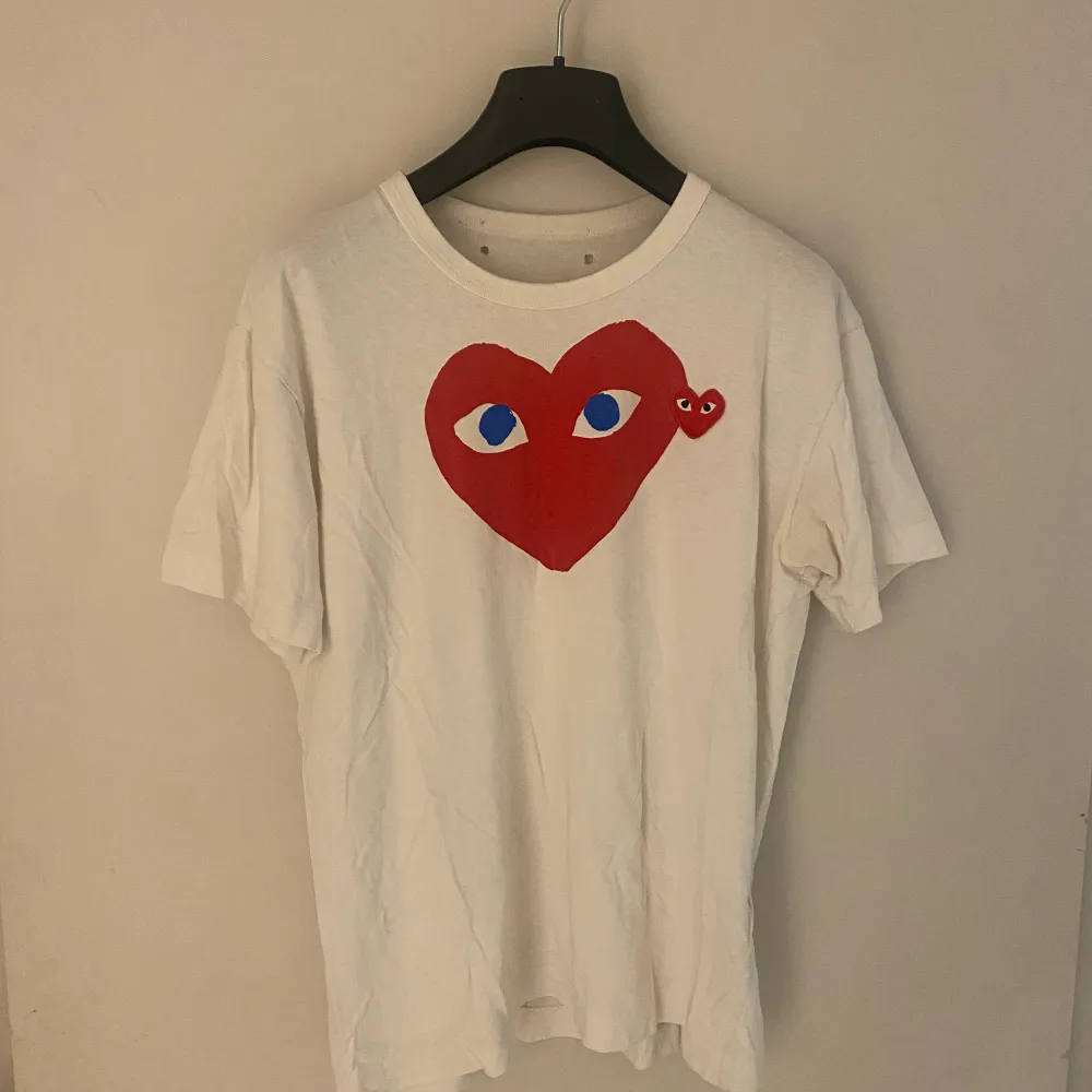 Retro Comme des garcones T-shirt, unisex och storlek S! Har tyvärr två hål i nacken men annnars inget!. T-shirts.