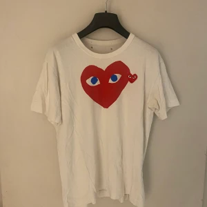 Comme des garcones T-shirt - Retro Comme des garcones T-shirt, unisex och storlek S! Har tyvärr två hål i nacken men annnars inget!
