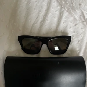 YSL solglasögon - Superfina cateye solisar som tyvärr inte kommit till användning! Köpta i december 2021 på NK Göteborg för cirka 4600 SEK.   Glaset är lite lätt speglande i solljus men skiftar annars i svart. Så balla! Kommer med allt på bilden. 