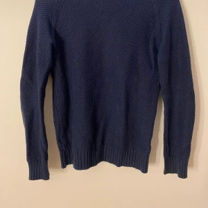 Stickad tröja  - Mörkblå stickad tröja från Race Marine, fint skick, storlek 34