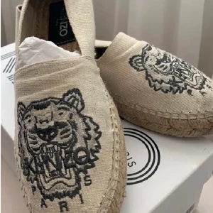 Kenzo skor - Äkta Kenzo skor använda endast få gånger, box medföljer, pris kan diskuteras såklart<3